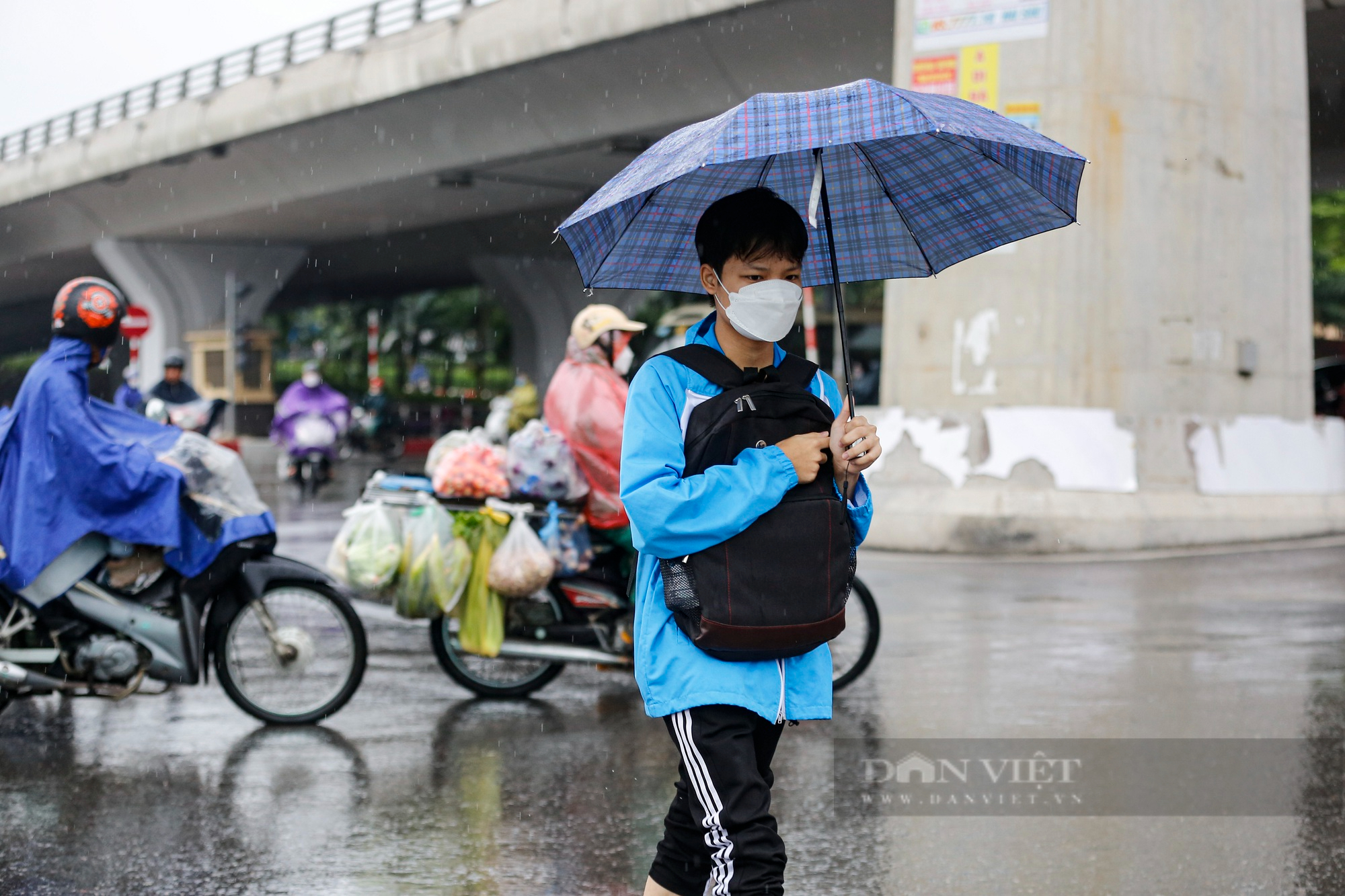 Thời tiết mưa lạnh, người Hà Nội diện thời trang kiểu &quot;trên đông dưới hè&quot; ra đường - Ảnh 4.