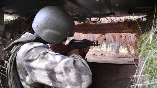 Ukraine 'bao vây một nửa' thành phố chiến lược ở Donbass - Ảnh 1.