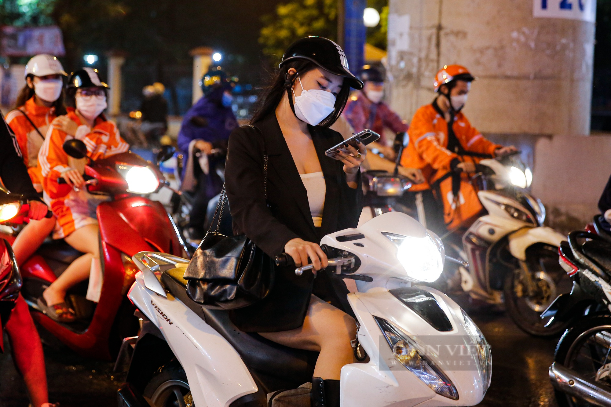 Thời tiết mưa lạnh, người Hà Nội diện thời trang kiểu &quot;trên đông dưới hè&quot; ra đường - Ảnh 7.