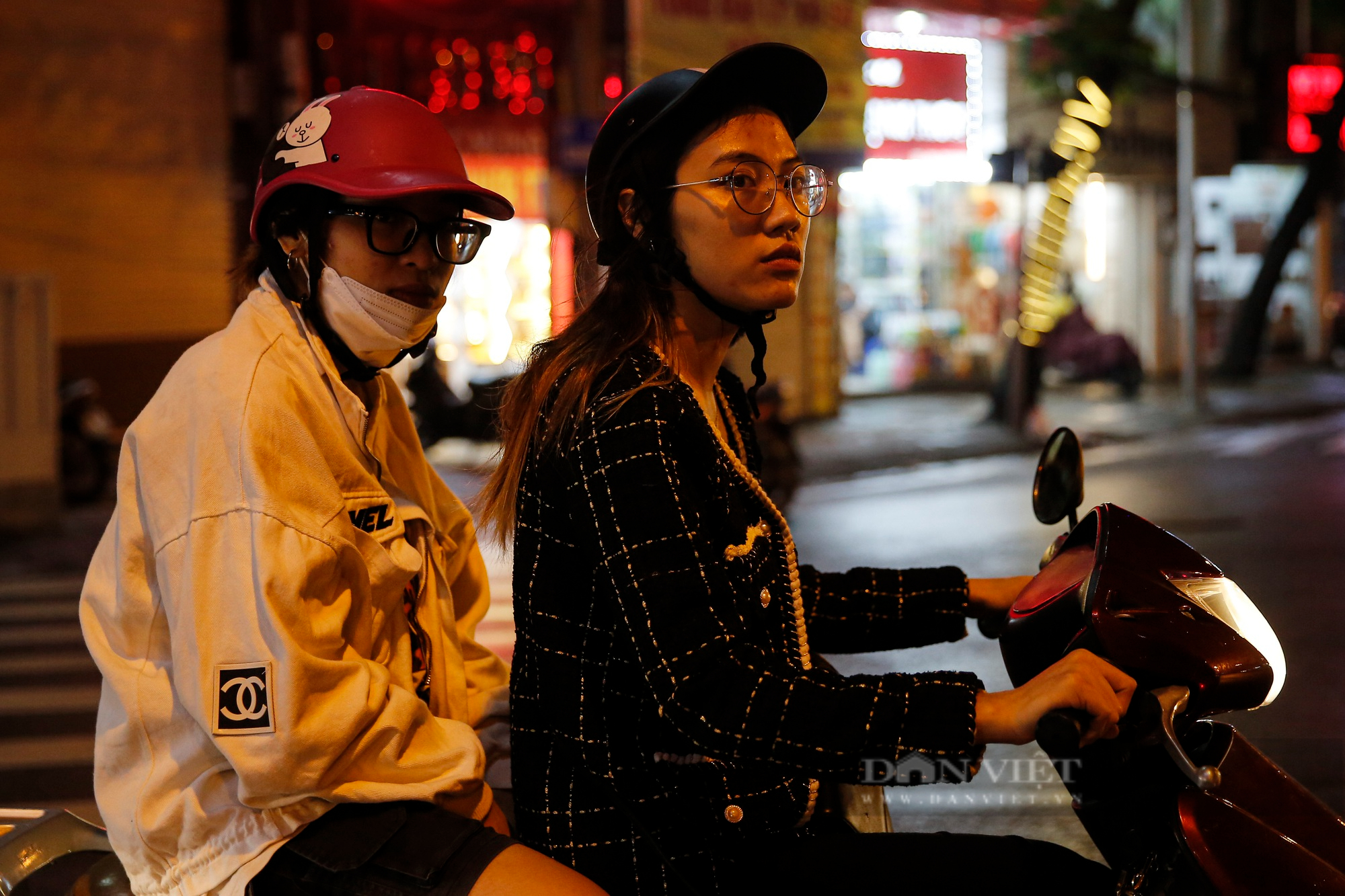 Thời tiết mưa lạnh, người Hà Nội diện thời trang kiểu &quot;trên đông dưới hè&quot; ra đường - Ảnh 9.