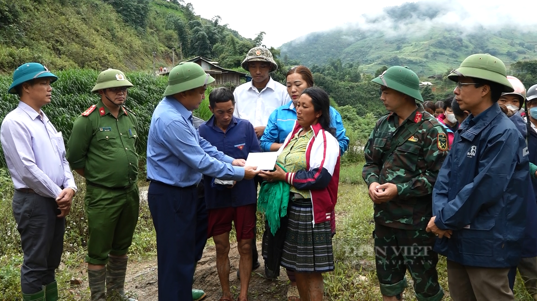 Vẫn đang huy động lực lượng tìm kiếm cháu bé bị nước cuốn trôi ở Yên Bái - Ảnh 2.