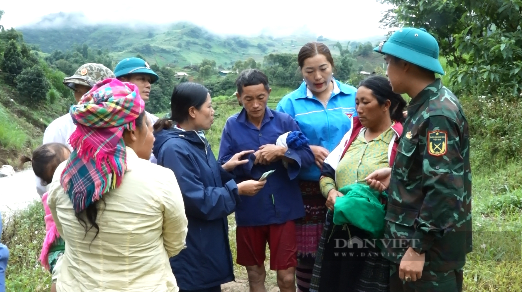 Vẫn đang huy động lực lượng tìm kiếm cháu bé bị nước cuốn trôi ở Yên Bái - Ảnh 3.