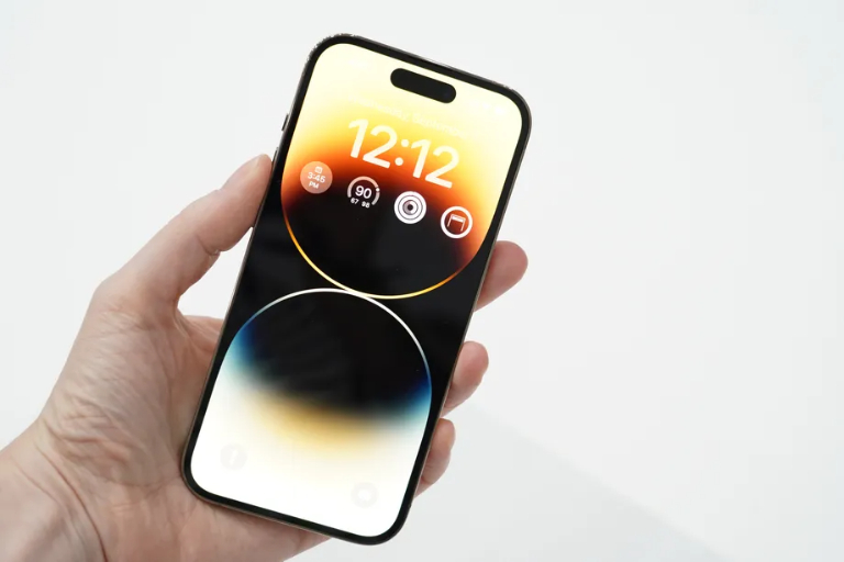 iPhone 14 Pro Max: Với những cải tiến đột phá từ Apple, chiếc iPhone 14 Pro Max dự kiến sẽ trở thành một trong những chiếc điện thoại đáng mong đợi nhất trong năm tới. Với thiết kế hoàn toàn mới, camera đa năng và hiệu năng vượt trội, chiếc điện thoại này sẽ là một lựa chọn tuyệt vời cho những người yêu công nghệ và muốn sở hữu một chiếc điện thoại đẳng cấp.