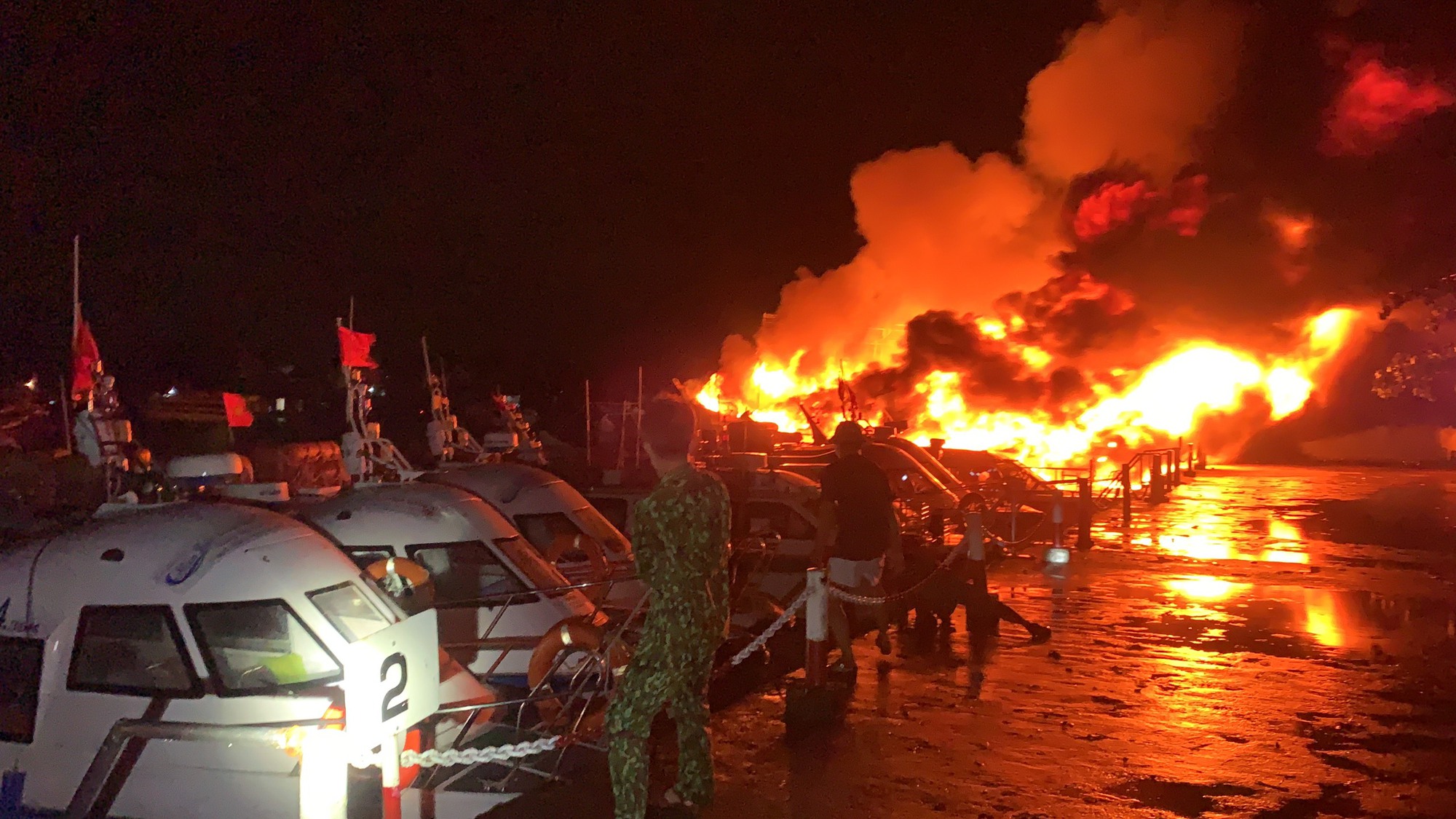 NÓNG - Quảng Nam: 8 chiếc tàu du lịch bốc cháy dữ dội trong đêm - Ảnh 3.