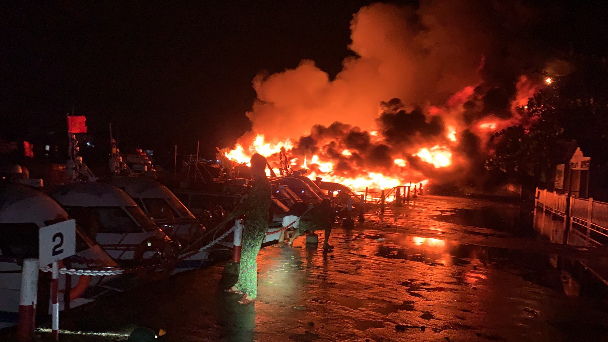 NÓNG - Quảng Nam: 8 chiếc tàu du lịch bốc cháy dữ dội trong đêm - Ảnh 1.