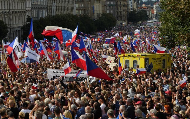 Hàng loạt cuộc biểu tình chống NATO và EU nổ ra trên đường phố Paris