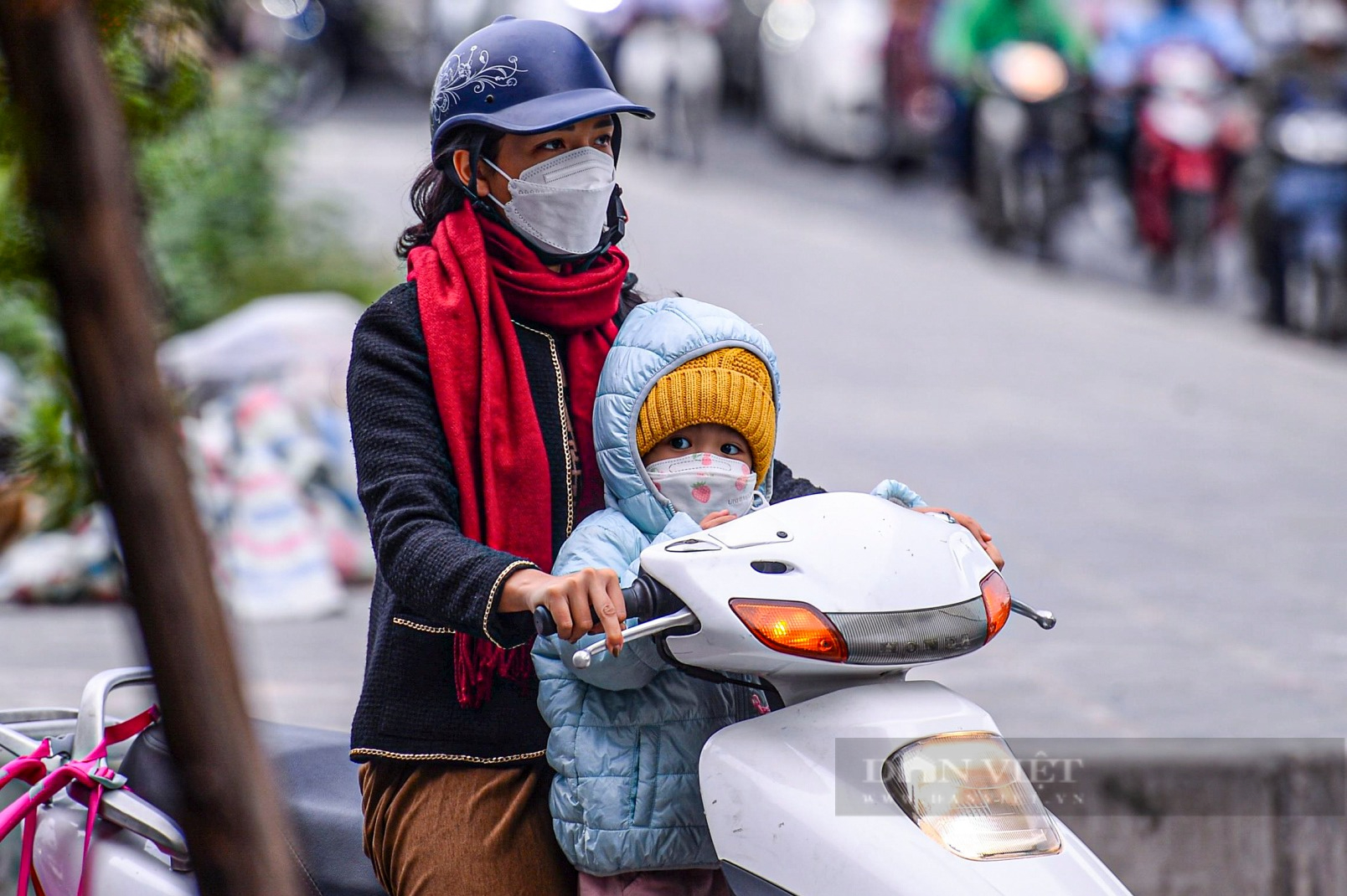 Hà Nội lạnh 18 độ C, người dân mặc kín mít ra đường - Ảnh 5.