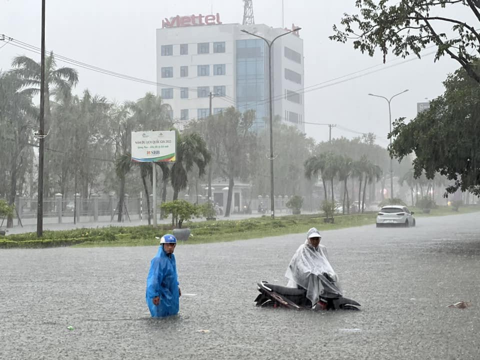 Quảng Nam: Mưa như trút nước, nhiều nơi ngập sâu - Ảnh 6.