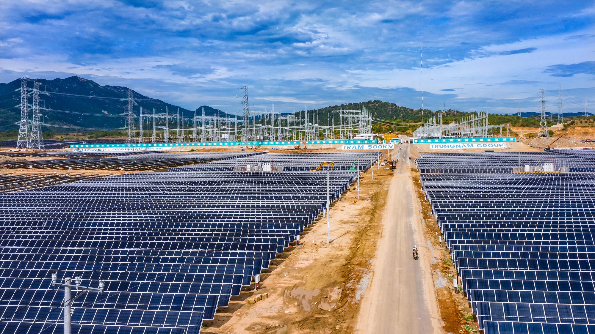 EVN được chỉ đạo thoả thuận mua điện mặt trời của Trung Nam - Ảnh 1.