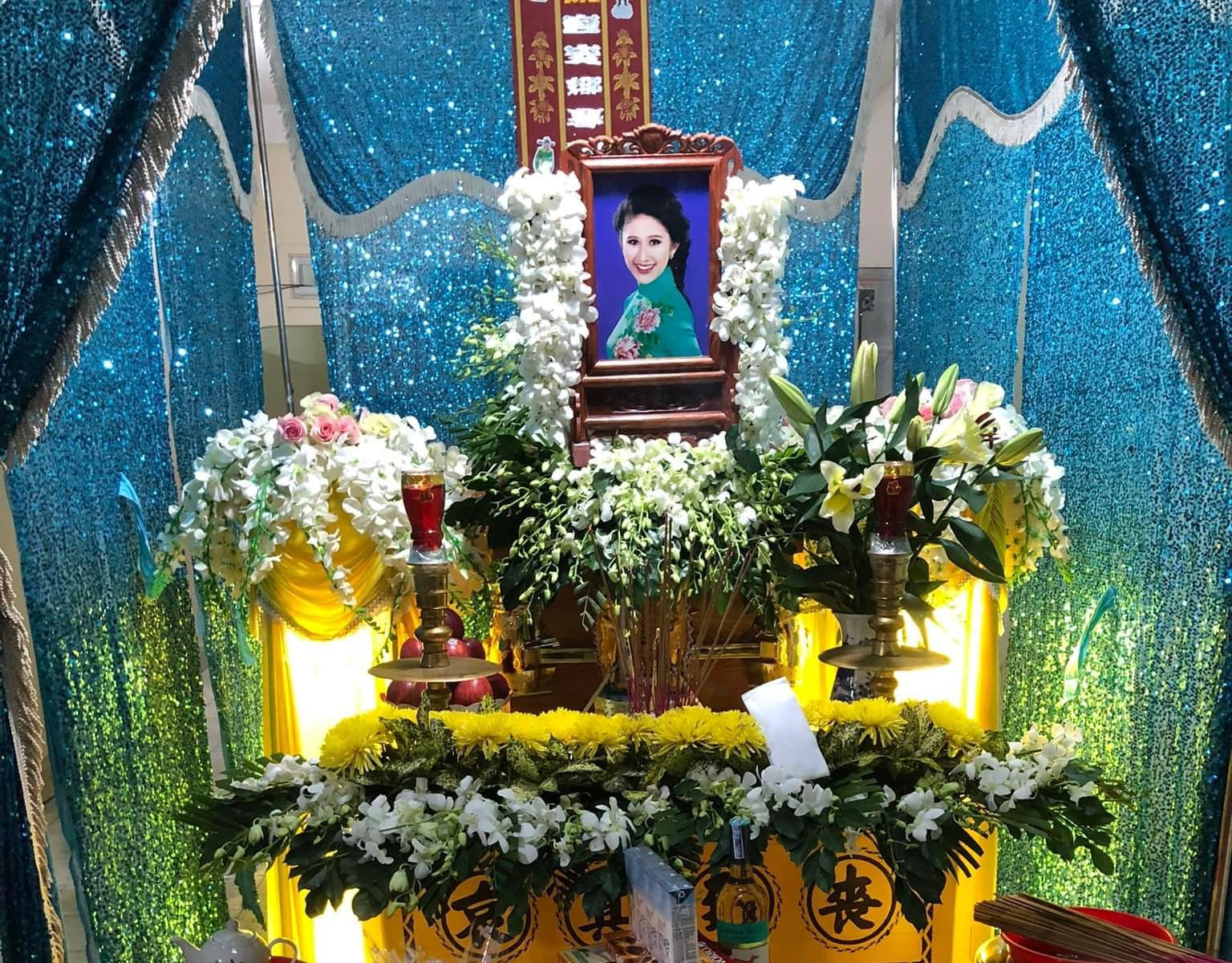 Tang lễ của người đẹp Nguyễn Diana: Á hậu Thúy Vân, Kim Duyên khóc nghẹn - Ảnh 2. Tang lễ của người đẹp Nguyễn Diana: Á hậu Thúy Vân, Kim Duyên khóc nghẹn - Ảnh 2.