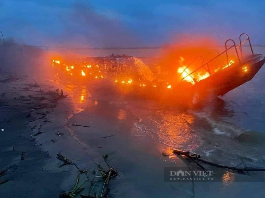Điều tra nguyên nhân 8 chiếc tàu, cano cao tốc bị lửa thiêu rụi hoàn toàn tại Cửa Đại - Ảnh 1.