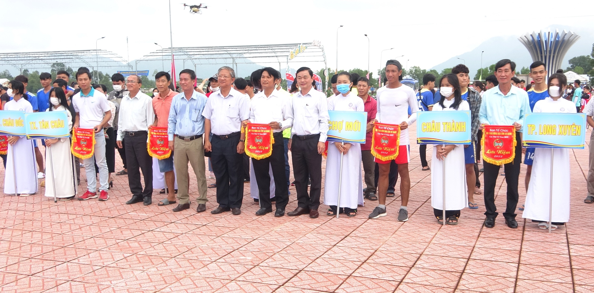  14 máy bay không người lái kéo cờ Tổ quốc, cờ Đảng tại lễ khai mạc tại Hội thao Nông dân tỉnh An Giang - Ảnh 1.