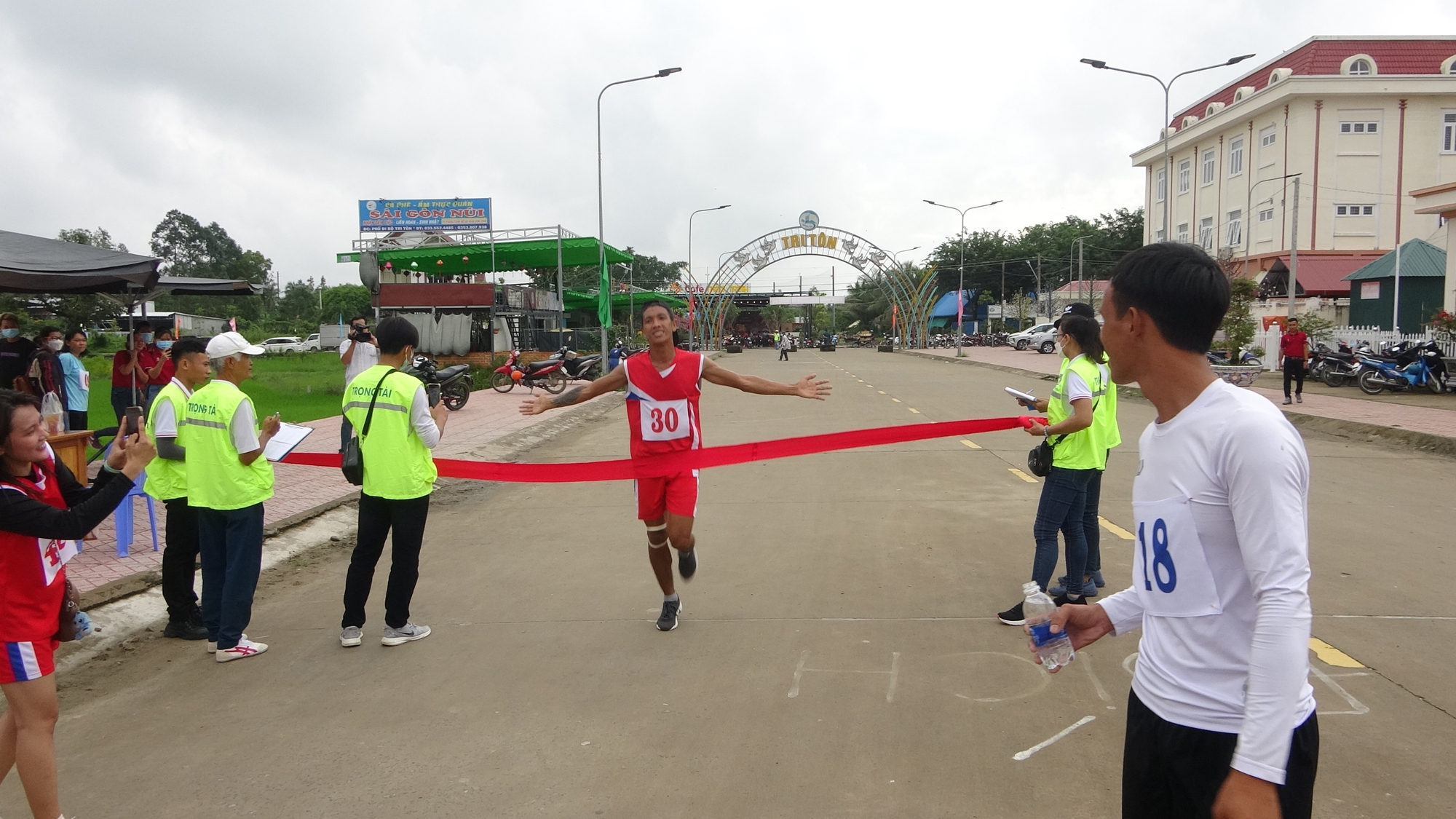  14 máy bay không người lái kéo cờ Tổ quốc, cờ Đảng tại lễ khai mạc tại Hội thao Nông dân tỉnh An Giang - Ảnh 5.