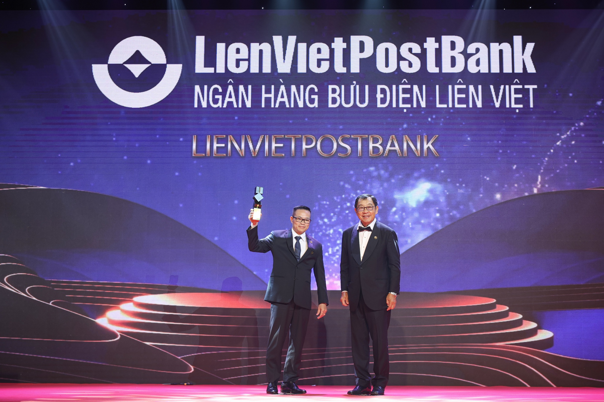 LienVietPostBank nhận giải thưởng “Doanh nghiệp xuất sắc Châu Á 2022”  - Ảnh 1.