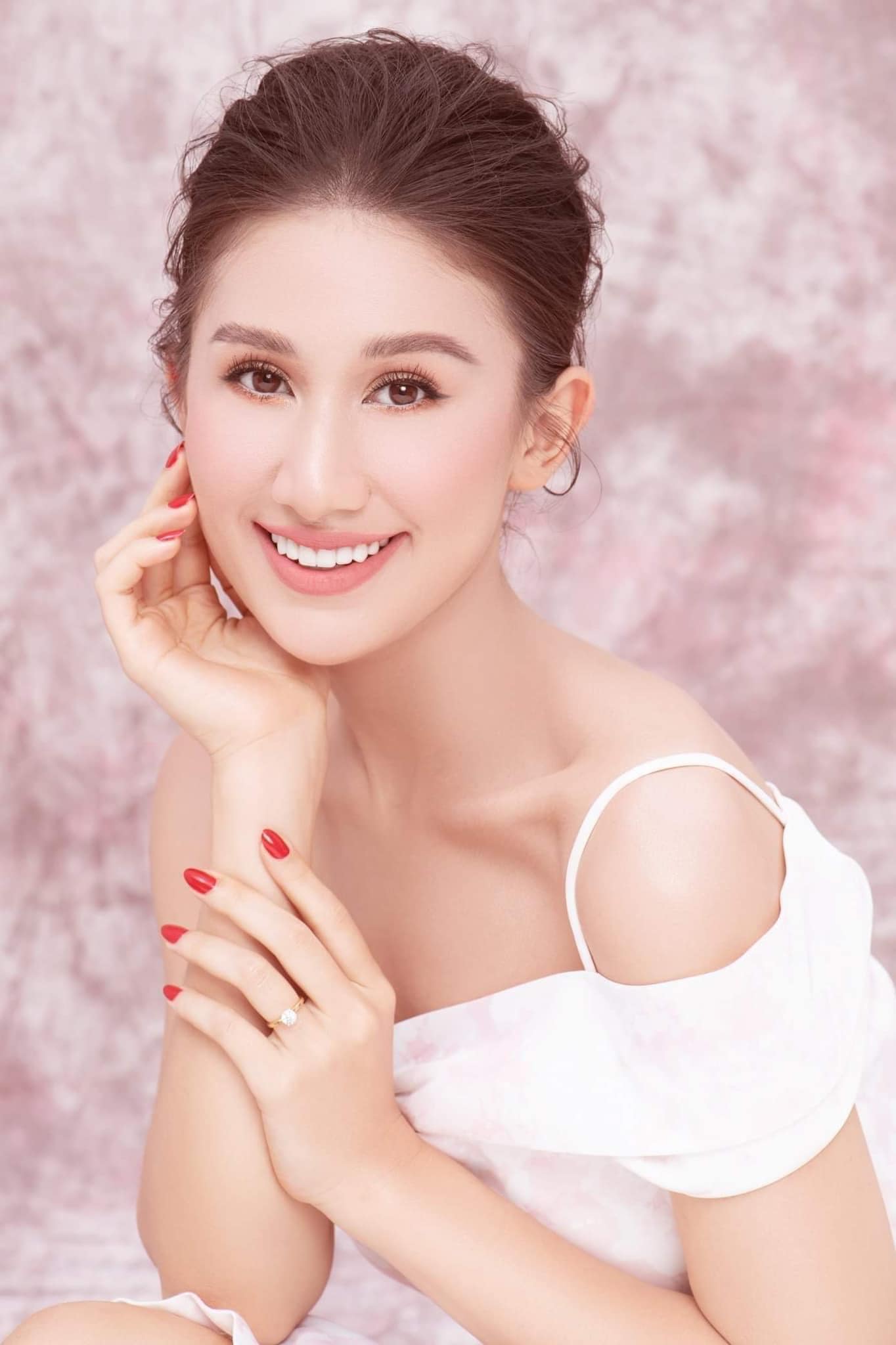 Tang lễ của người đẹp Nguyễn Diana: Á hậu Thúy Vân, Kim Duyên khóc nghẹn - Ảnh 1. Tang lễ của người đẹp Nguyễn Diana: Á hậu Thúy Vân, Kim Duyên khóc nghẹn - Ảnh 1.