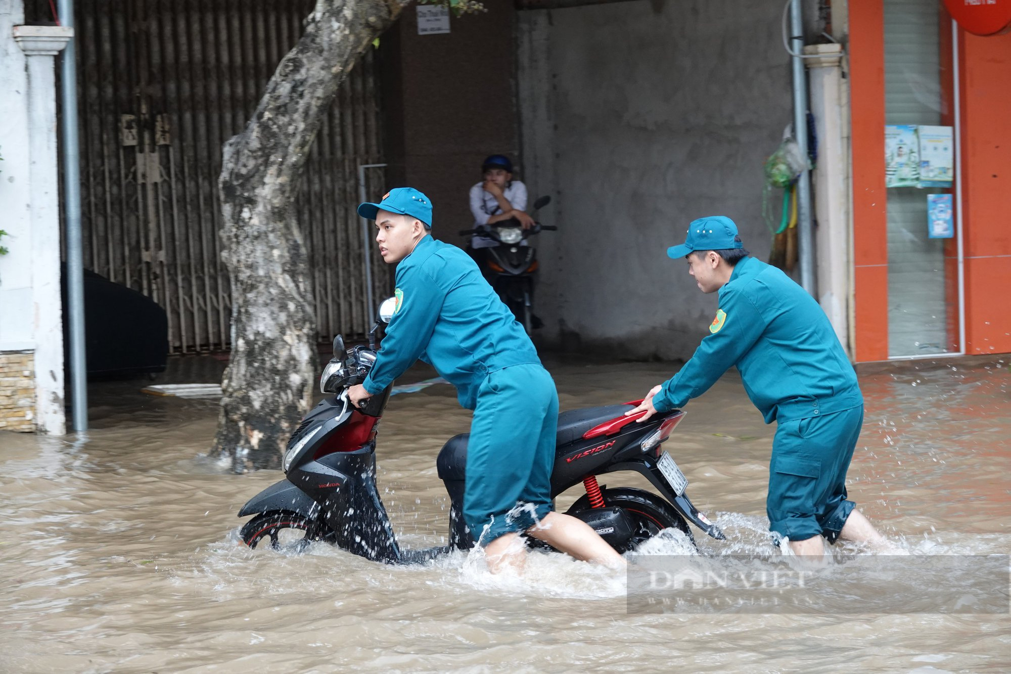 Triều cường ở Cần Thơ liên tục dâng cao, học sinh phải tự học tại nhà - Ảnh 3.