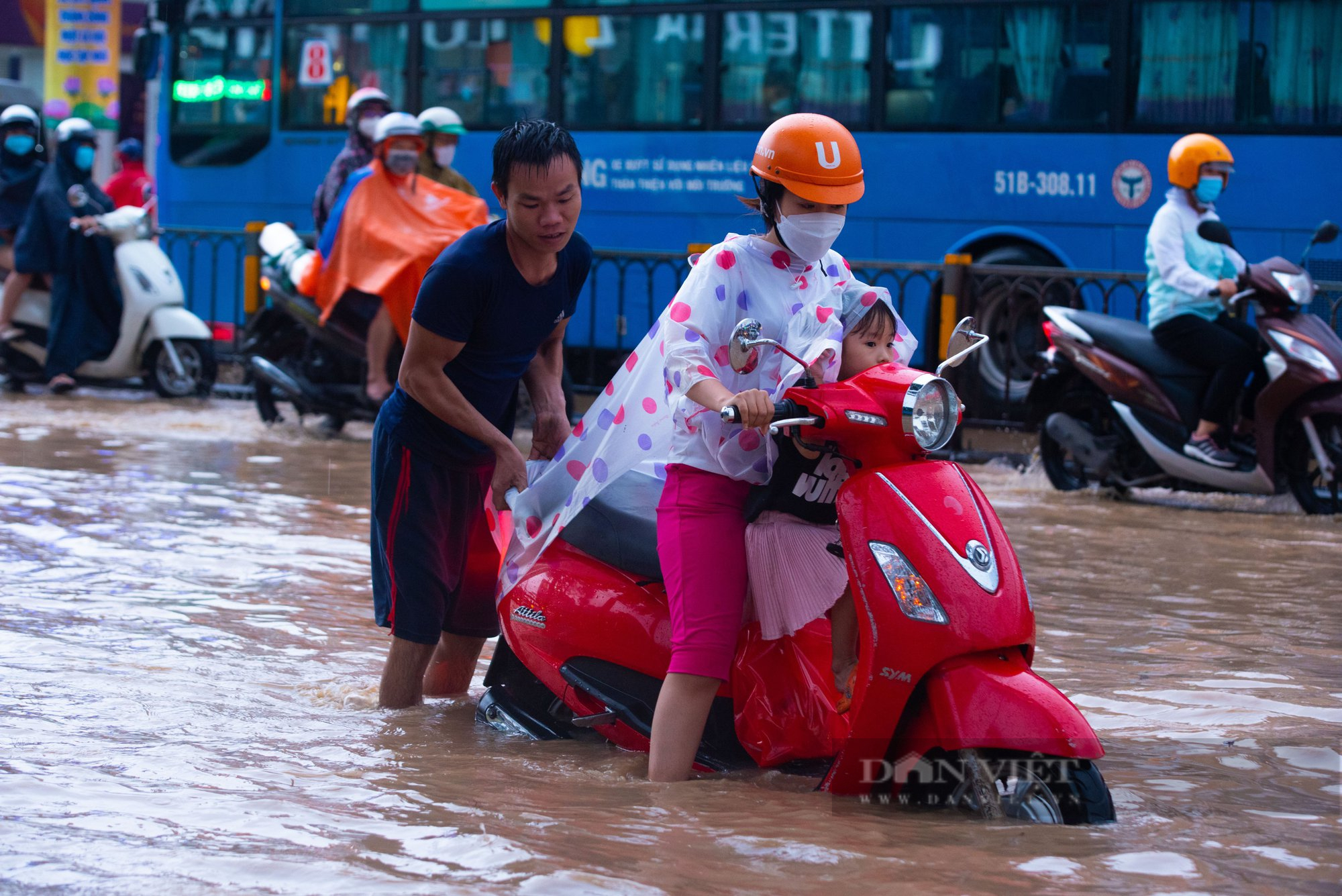 TP.HCM: Triều cường Rằm tháng Chín âm lịch có thể đạt 1,7m người dân cần đề phòng ngập úng vùng trũng thấp, ven sông - Ảnh 2.