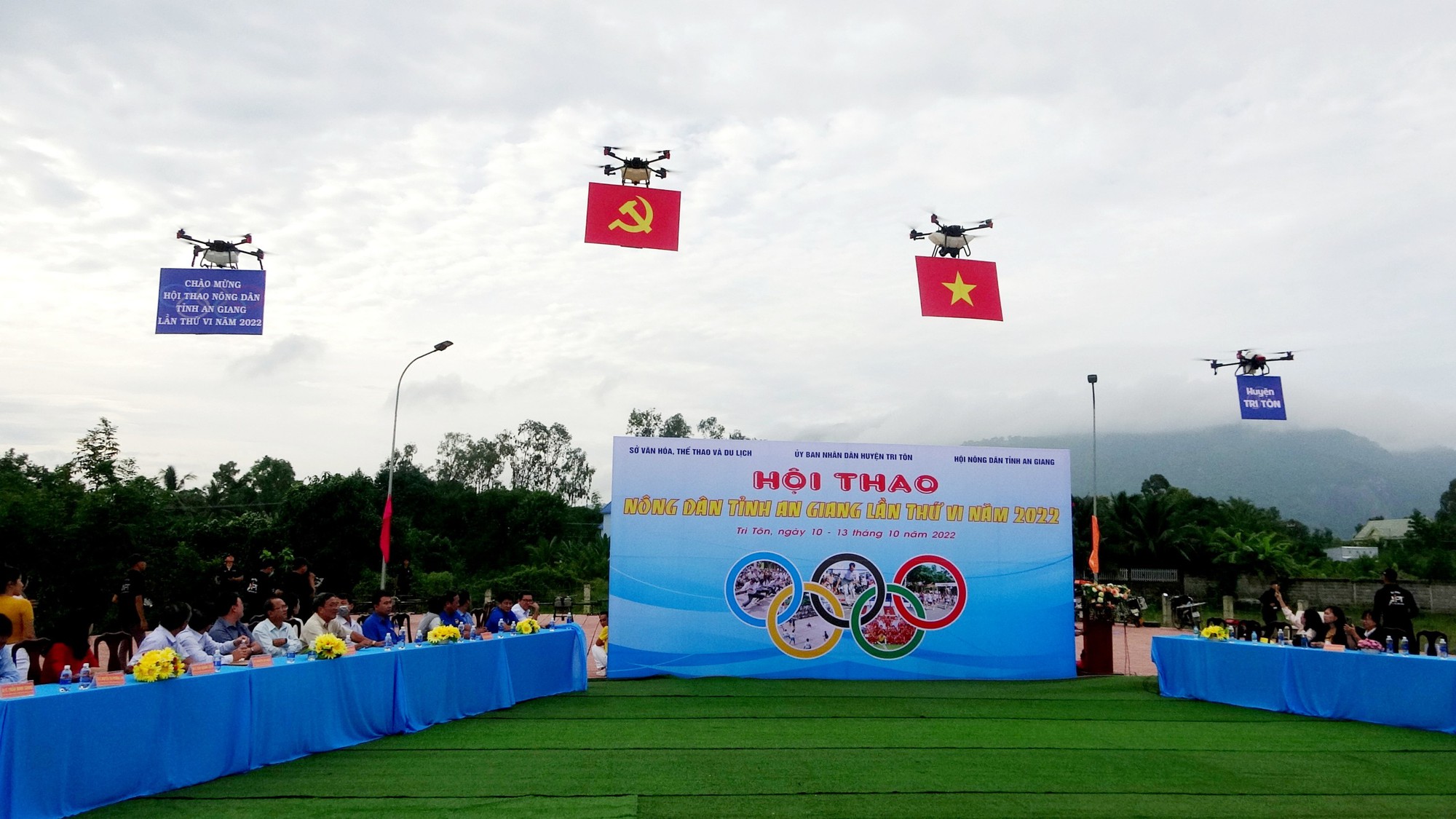  14 máy bay không người lái kéo cờ Tổ quốc, cờ Đảng tại lễ khai mạc tại Hội thao Nông dân tỉnh An Giang - Ảnh 3.