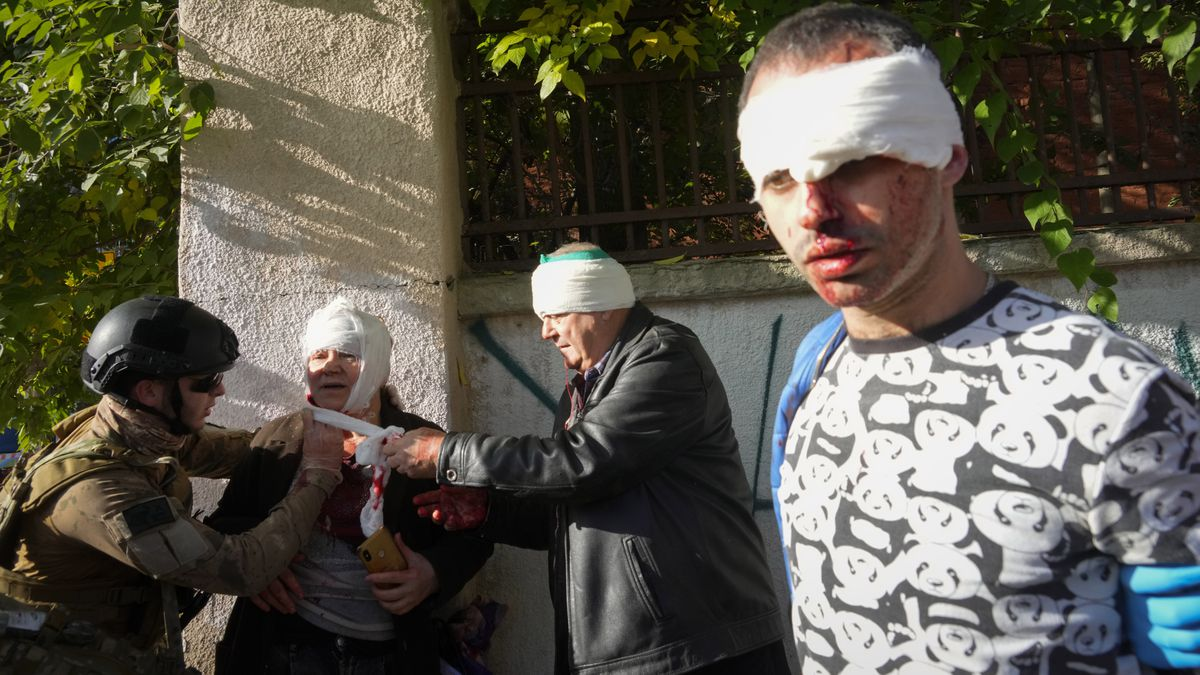 Chùm ảnh: Nước mắt, nỗi đau hằn trên gương mặt người Ukraine sau khi hứng trận 'mưa' tên lửa - Ảnh 1.