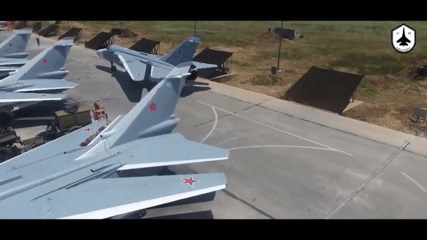 Cận cảnh &quot;kiếm sĩ' Su-24M Nga đang tham chiến tại Ukraine - Ảnh 10.