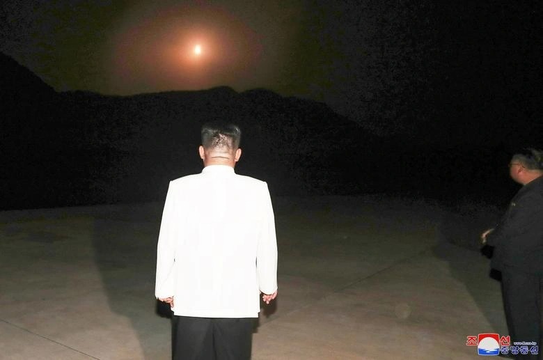 Triều Tiên công bố hình ảnh hiếm thấy của ông Kim Jong Un - Ảnh 10.