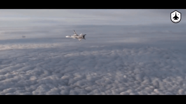 Cận cảnh &quot;kiếm sĩ' Su-24M Nga đang tham chiến tại Ukraine - Ảnh 2.