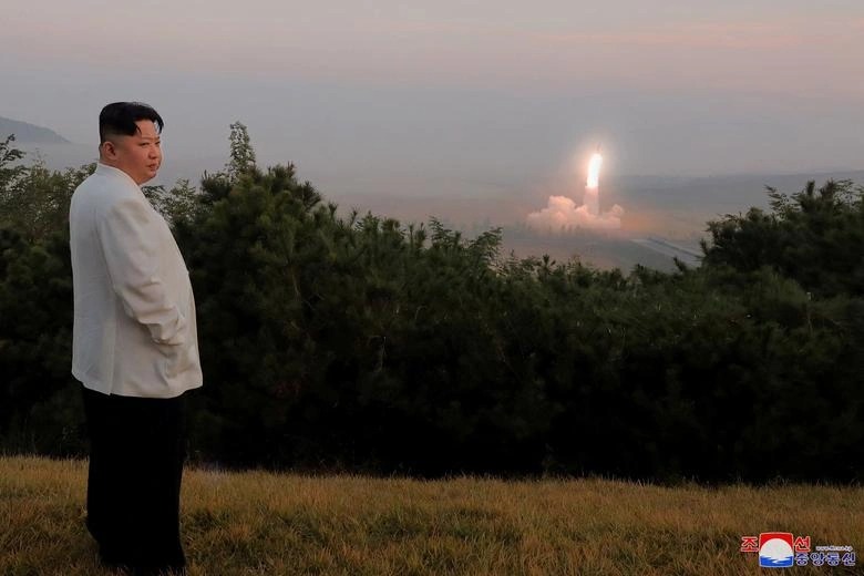 Triều Tiên công bố hình ảnh hiếm thấy của ông Kim Jong Un - Ảnh 2.