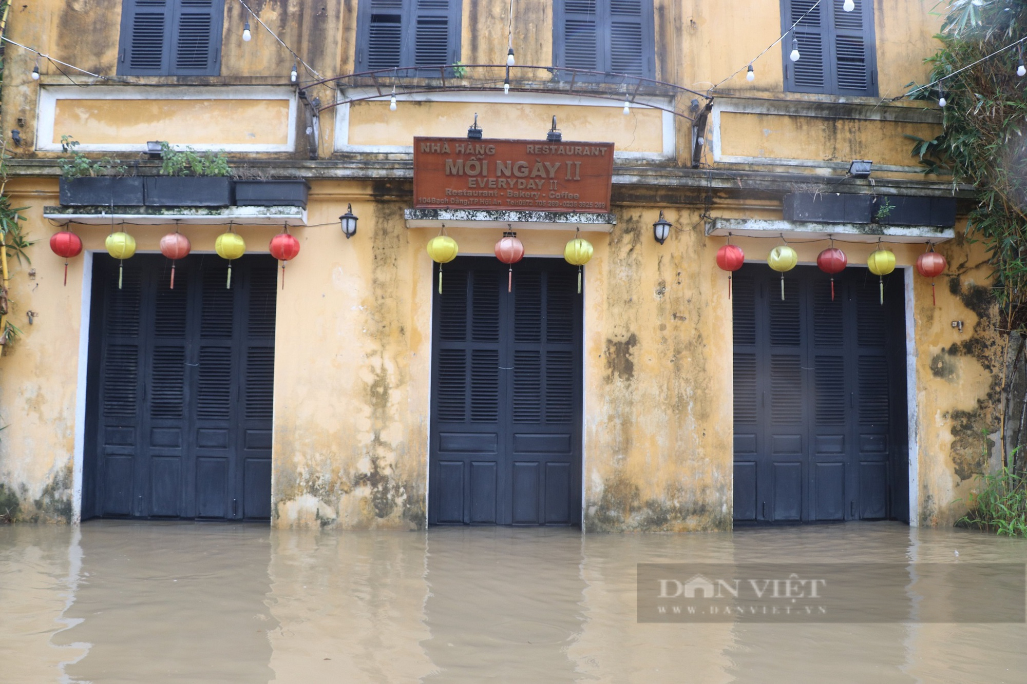 Quảng Nam: Người dân dùng ghe, thuyền di chuyển giữa phố mùa lũ lụt - Ảnh 11.