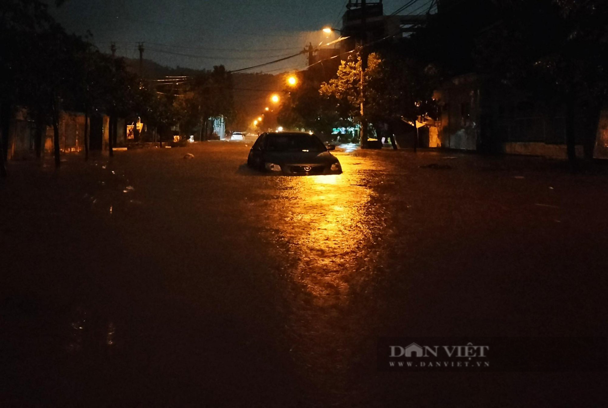 Bình Định đổ mưa lớn, nhiều tuyến đường phố Quy Nhơn ngập sâu, nước ùa vào nhà dân trong đêm - Ảnh 5.