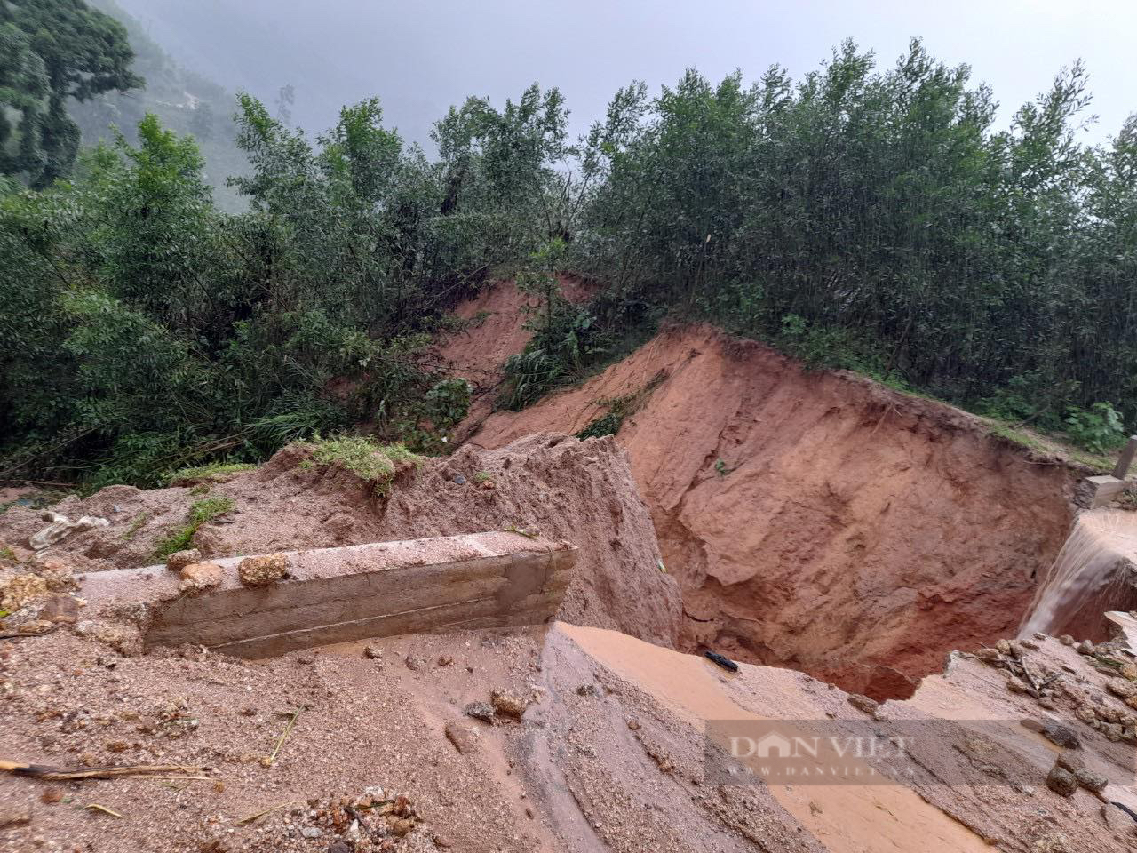 Bình Định đổ mưa lớn, nhiều tuyến đường phố Quy Nhơn ngập sâu, nước ùa vào nhà dân trong đêm - Ảnh 11.