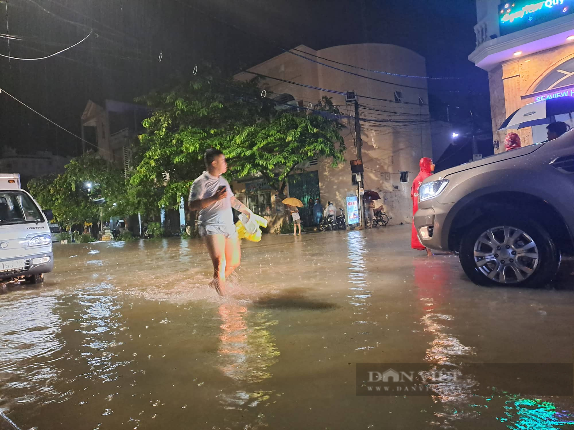 Bình Định đổ mưa lớn, nhiều tuyến đường phố Quy Nhơn ngập sâu, nước ùa vào nhà dân trong đêm - Ảnh 6.