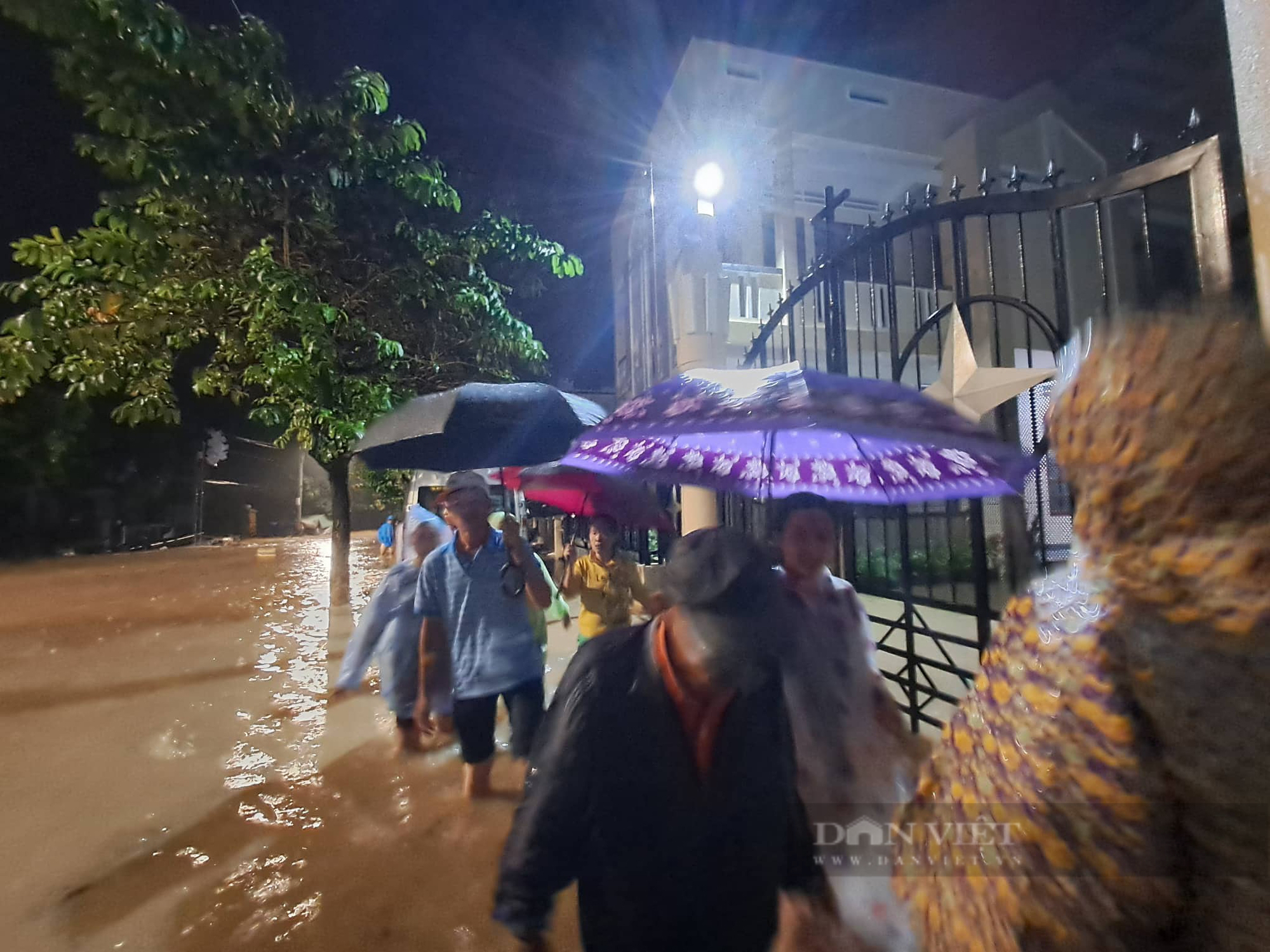 Bình Định đổ mưa lớn, nhiều tuyến đường phố Quy Nhơn ngập sâu, nước ùa vào nhà dân trong đêm - Ảnh 3.