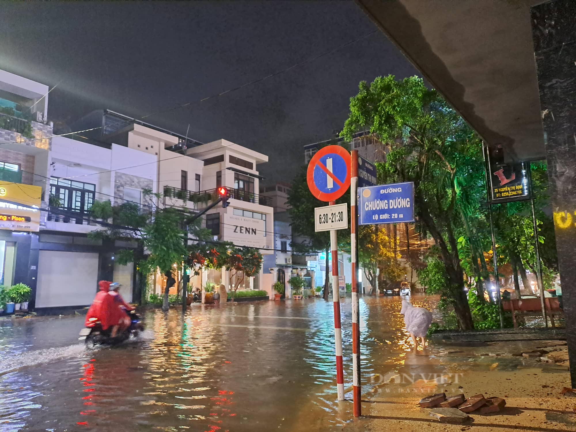 Bình Định đổ mưa lớn, nhiều tuyến đường phố Quy Nhơn ngập sâu, nước ùa vào nhà dân trong đêm - Ảnh 9.