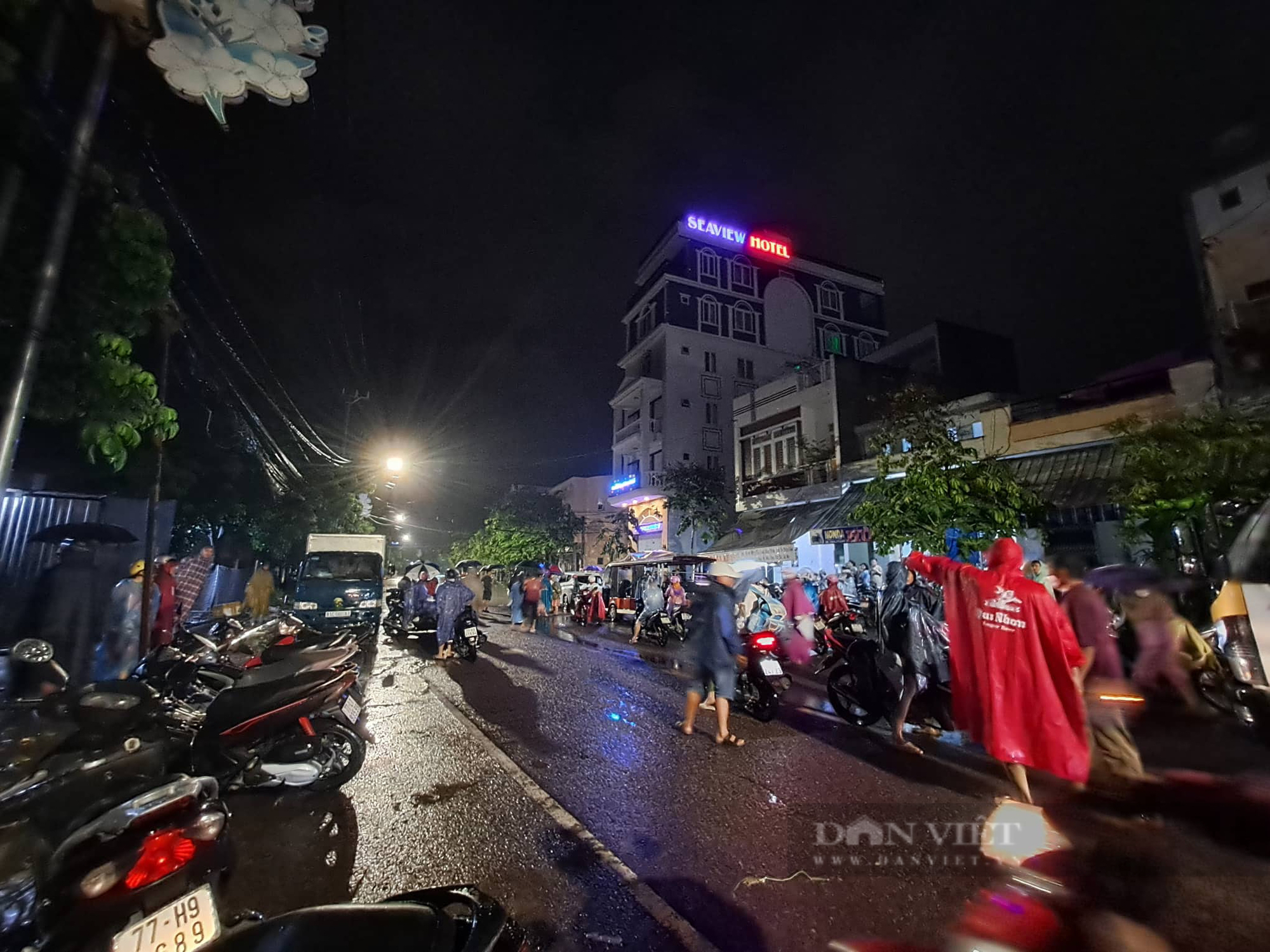 Bình Định đổ mưa lớn, nhiều tuyến đường phố Quy Nhơn ngập sâu, nước ùa vào nhà dân trong đêm - Ảnh 10.