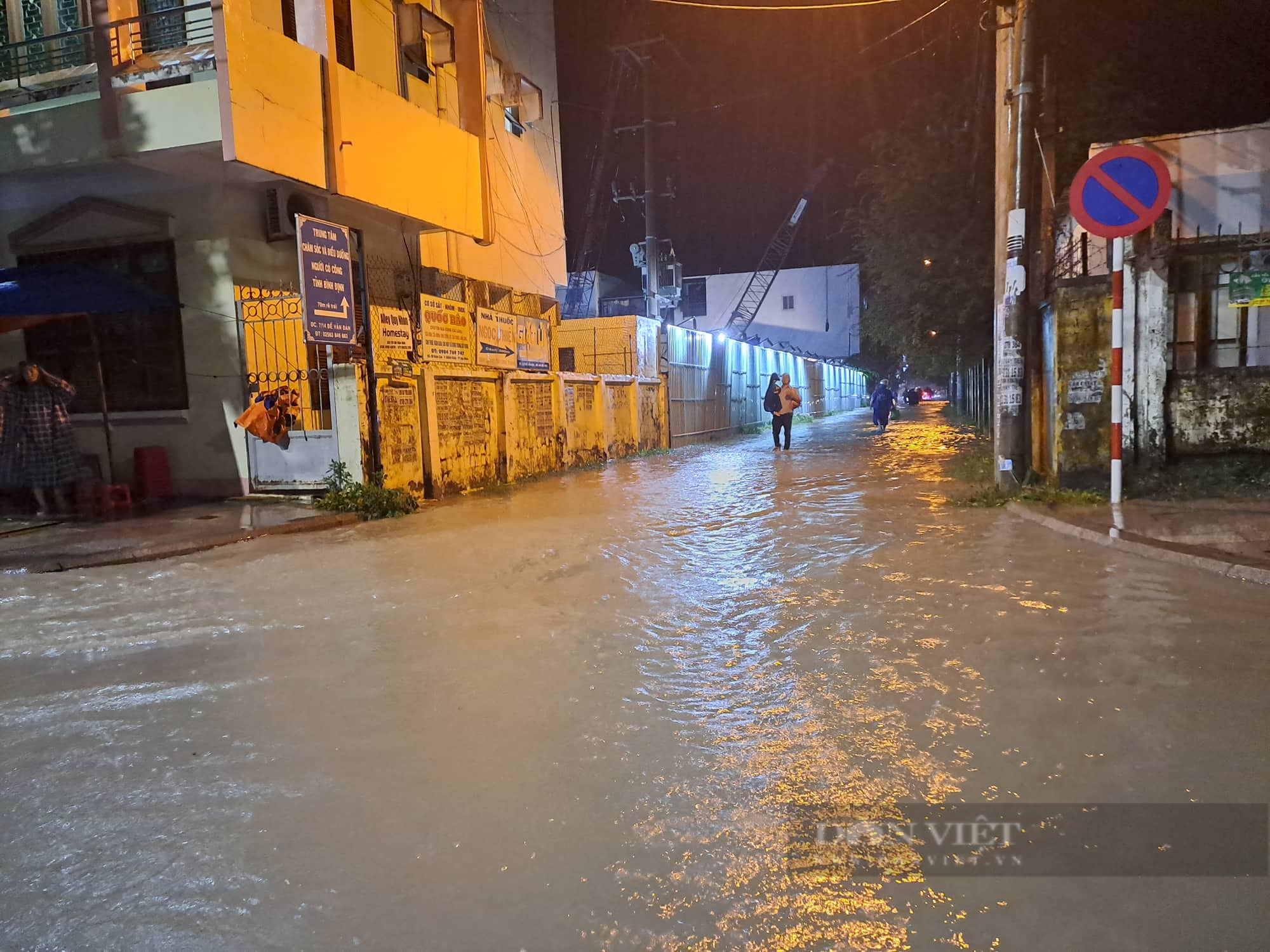 Bình Định đổ mưa lớn, nhiều tuyến đường phố Quy Nhơn ngập sâu, nước ùa vào nhà dân trong đêm - Ảnh 7.