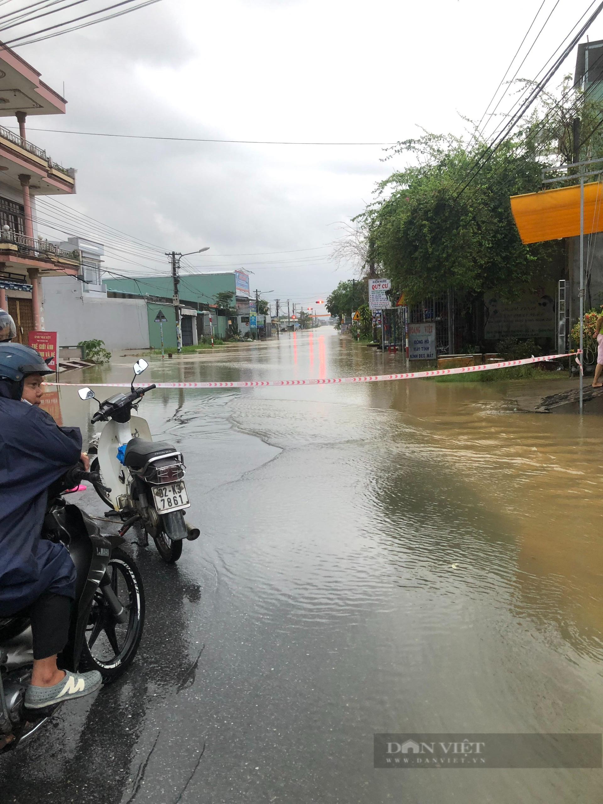 Quảng Nam: Lũ lụt bao vây, nhiều người chết và mất tích - Ảnh 4.