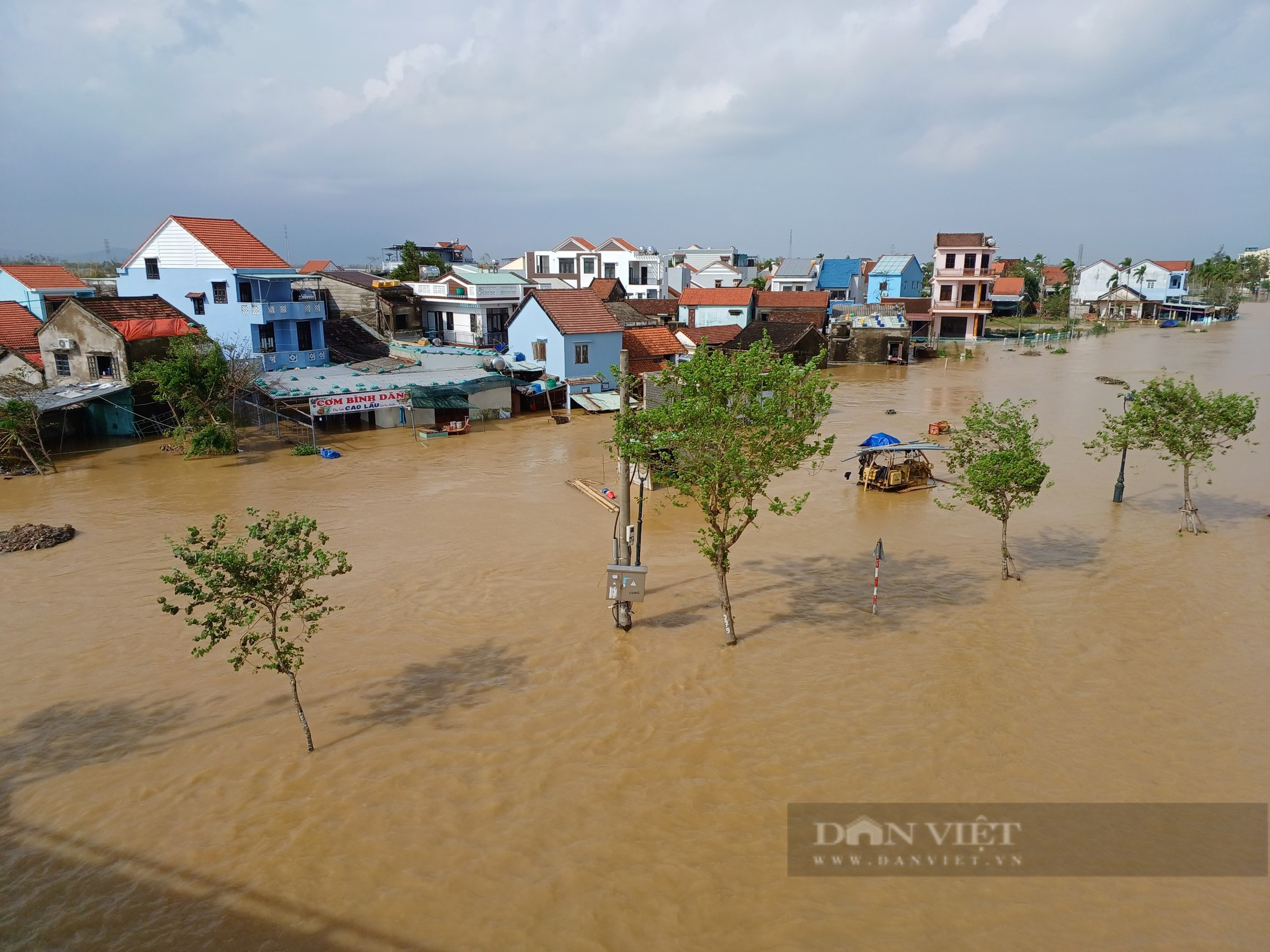 Quảng Nam: Nước sông dâng cao đạt đỉnh, nhiều vùng Điện Bàn, Hội An chìm trong lũ - Ảnh 3.