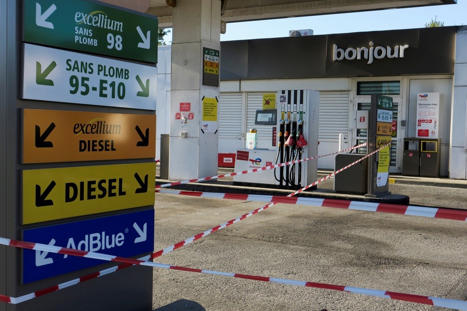 Hình ảnh ôtô xếp hàng dài nhiều giờ chờ đồ xăng ở Pháp - Ảnh 7.