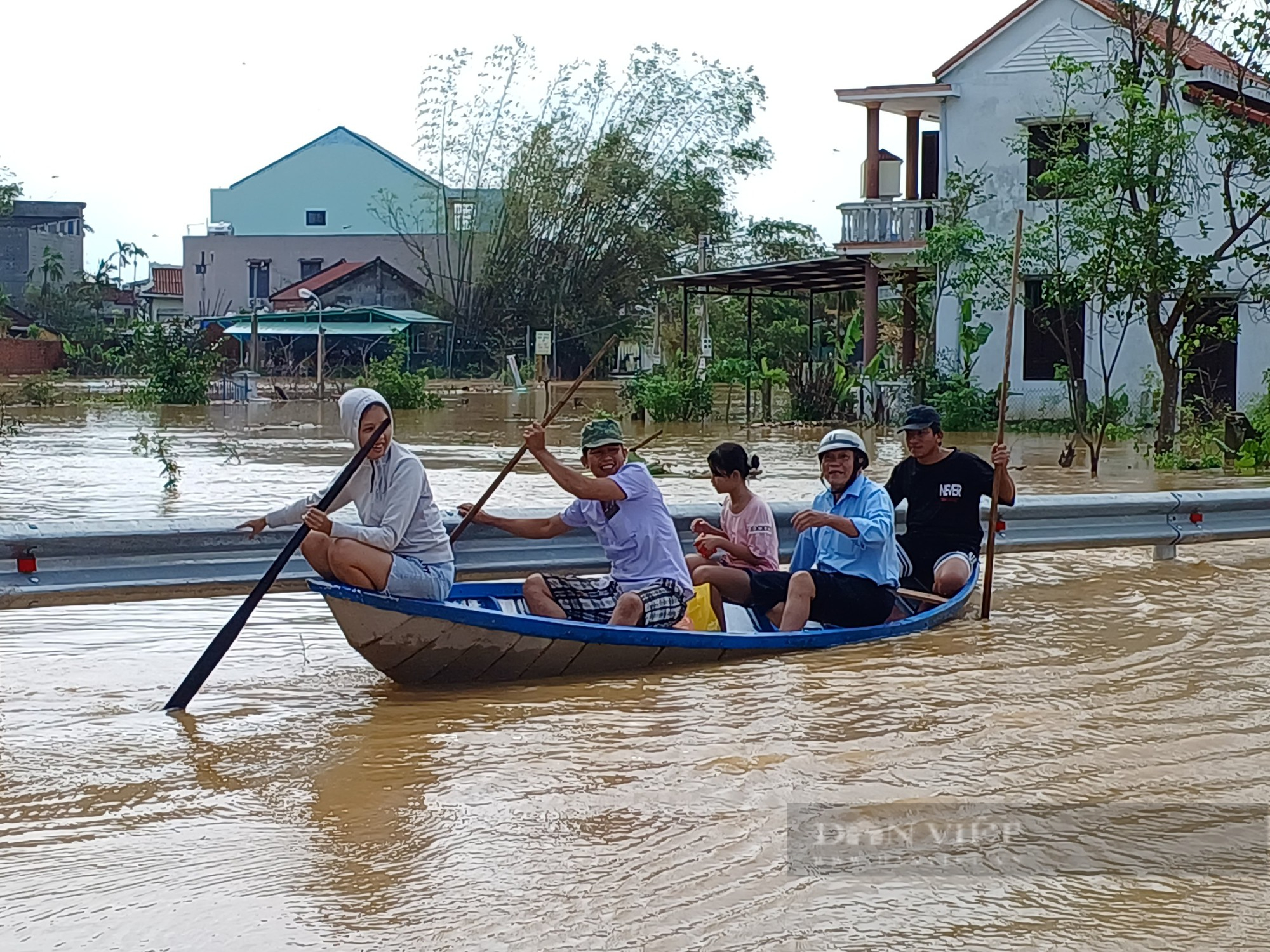 Quảng Nam: Nước sông dâng cao đạt đỉnh, nhiều vùng Điện Bàn, Hội An chìm trong lũ - Ảnh 9.