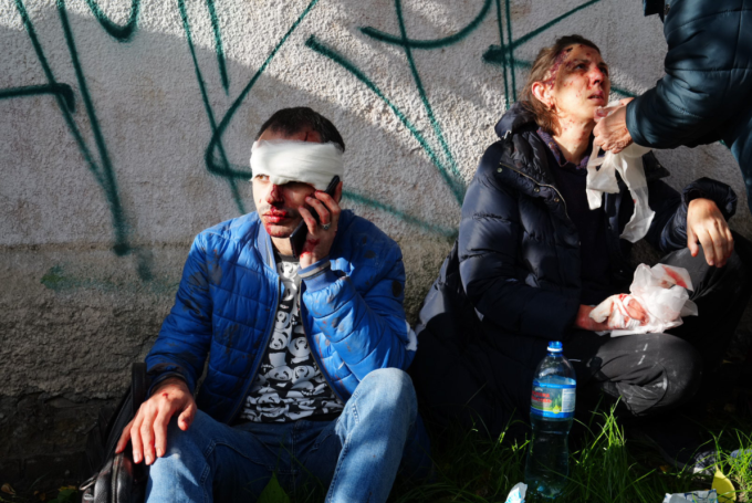 Chùm ảnh: Nước mắt, nỗi đau hằn trên gương mặt người Ukraine sau khi hứng trận 'mưa' tên lửa - Ảnh 3.