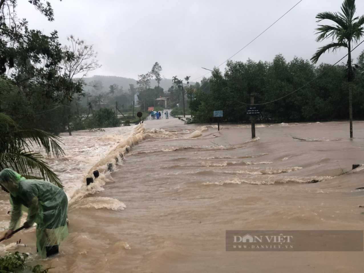 Quảng Nam: Lũ lụt bao vây, nhiều người chết và mất tích - Ảnh 3.