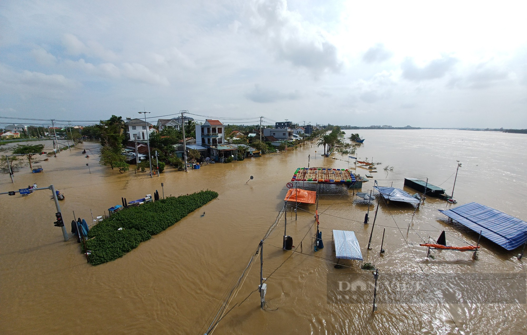 Quảng Nam: Nước sông dâng cao đạt đỉnh, nhiều vùng Điện Bàn, Hội An chìm trong lũ - Ảnh 1.