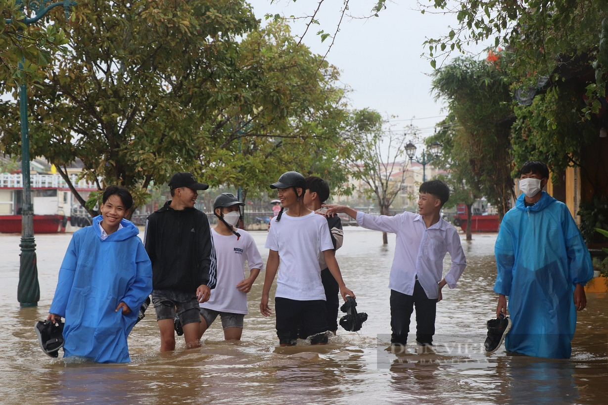 Quảng Nam: Người dân dùng ghe, thuyền di chuyển giữa phố mùa lũ lụt - Ảnh 12.