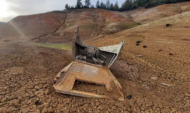 Phát hiện 'tàu ma' từ Thế chiến 2 ở hồ California khiến nhiều người bối rối - Ảnh 1.