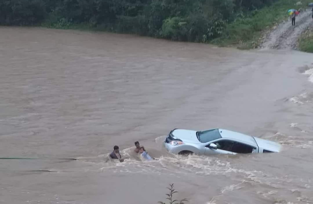 Xe ô tô qua ngầm tràn bị nước lũ cuốn trôi - Ảnh 1.