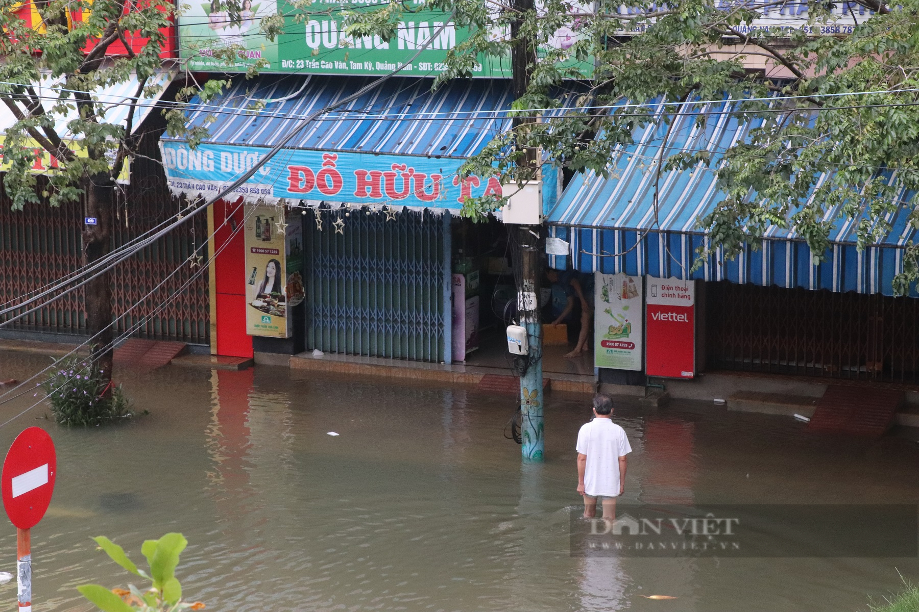Quảng Nam: Người dân dùng ghe, thuyền di chuyển giữa phố mùa lũ lụt - Ảnh 3.