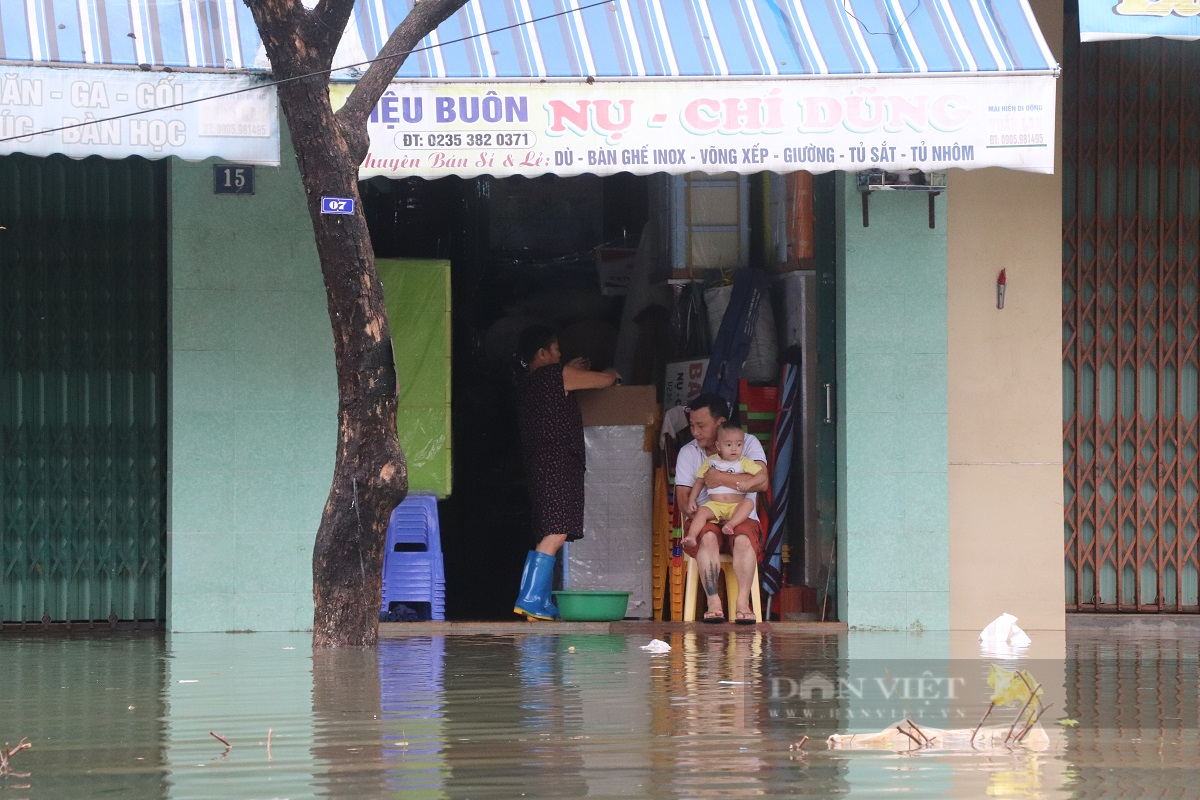 Quảng Nam: Người dân dùng ghe, thuyền di chuyển giữa phố mùa lũ lụt - Ảnh 9.