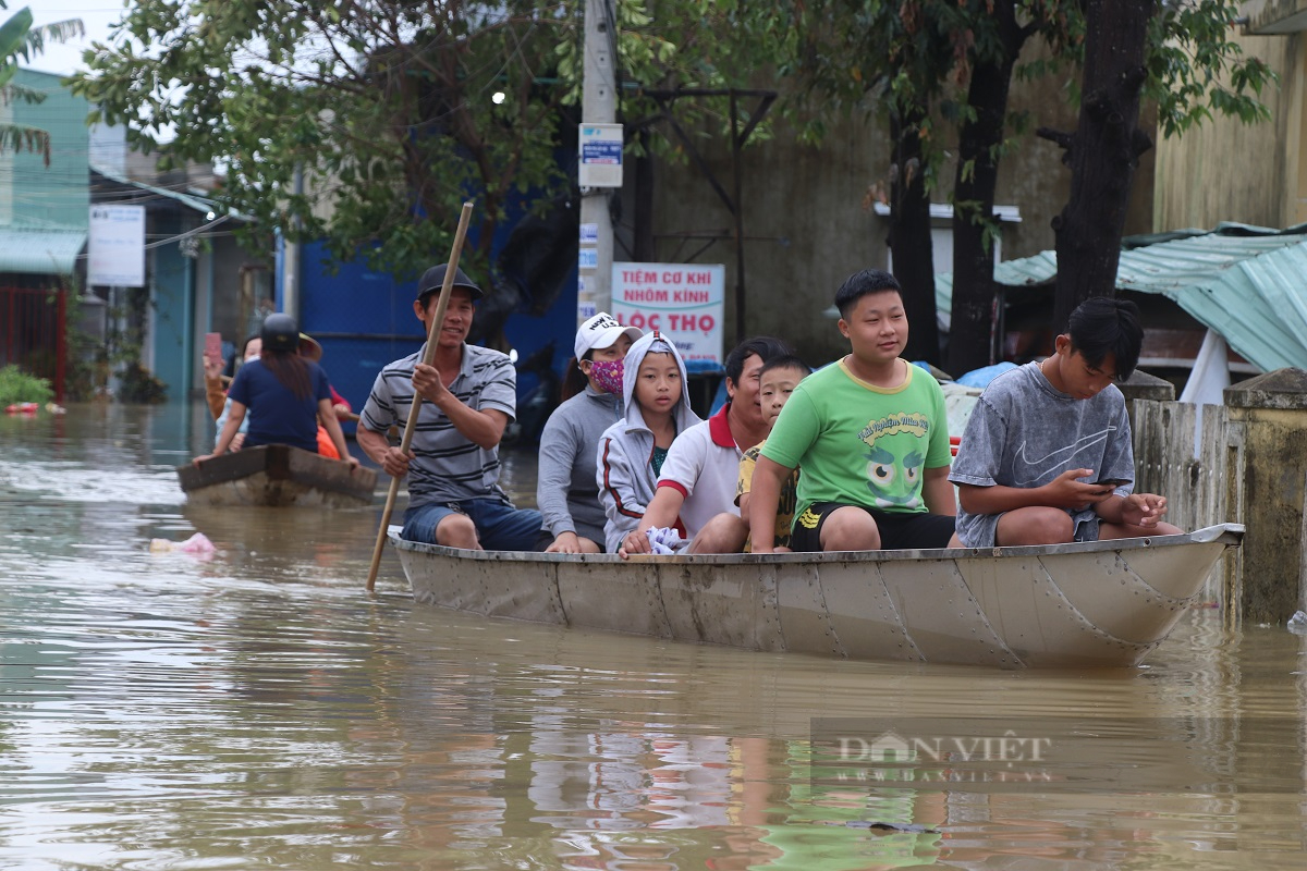 Quảng Nam: Người dân dùng ghe, thuyền di chuyển giữa phố mùa lũ lụt - Ảnh 5.
