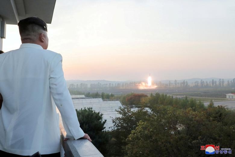Triều Tiên công bố hình ảnh hiếm thấy của ông Kim Jong Un - Ảnh 1.