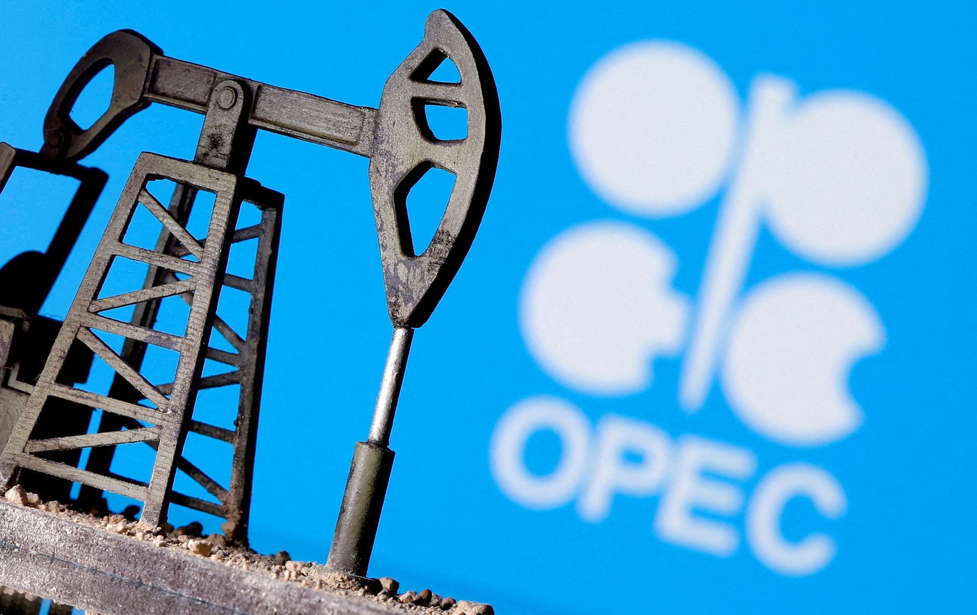 Nhóm OPEC+ cắt giảm sản lượng dầu thô khoảng 2 triệu thùng / ngày gây ra phản ứng giận dữ từ các chính trị gia Mỹ.